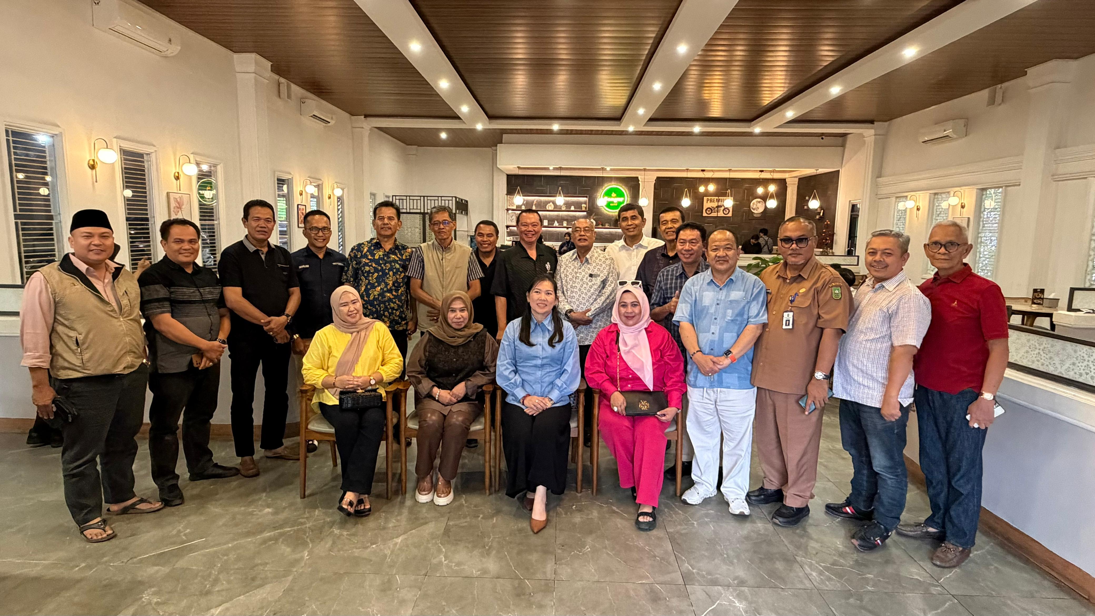 Ketua FPK Riau, Ramli Walid (7 kanan) didampingi, Sekretaris PSMTI Pusat Peng Suyoto (tengah), dan Ketua PSMTI Riau terpilih, Lindawati (dua kanan depan) foto bersama seluruh jajaran anggota FPK Riau