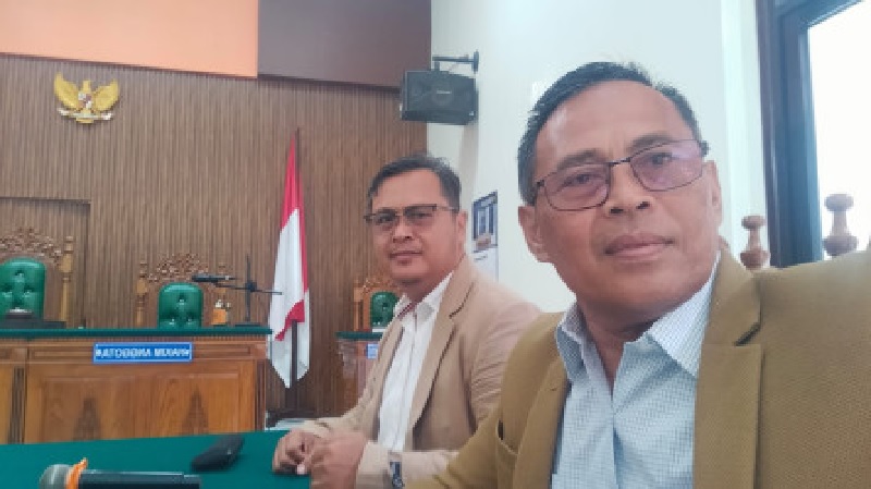 Kuasa Hukum Forum Kios Pasar Bawah Telukkuantan, FIrdaus SH dan Masnur SH saat sidang perdana di PTUN Pekanbaru, Selasa (27/1/2026).