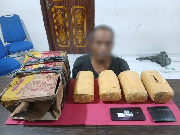 Tersangka BJ saat diamankan berikut barang bukti.
