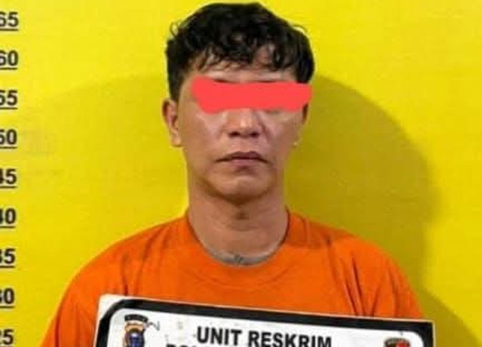 Oknum Kades di Rohul berinisial MTRS menggunakan baju tahanan warna orange milik Polsek Ujung Batu, Selasa (27/1/2026).