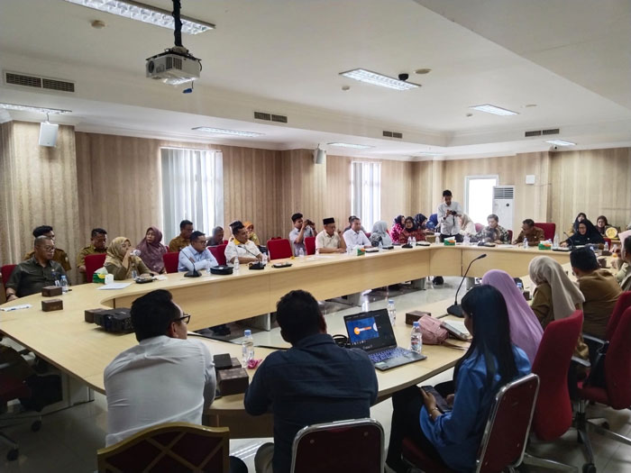 Ketua Pansus Darmalis SE (kerah kuning) saat mengunjungi daerah Rohil guna pembahasan ranperda Pemberdayaan Ketahanan Keluarga di Kantor Bupati Rohil, di Bagansiapiapi, Selasa (27/1/2026) sore.