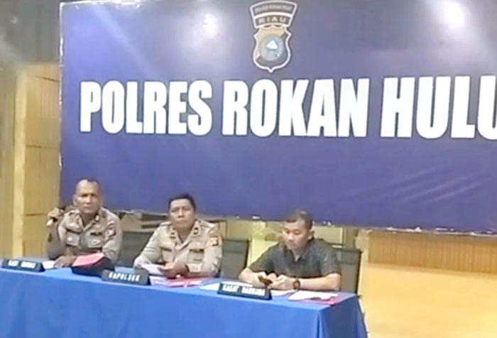 Kapolsek Ujung Batu Kompol Yusup Purba SH MH, Kasatres Narkoba Polres Rohul Iptu Dendy Gusrianto SH MH (kanan) dan Kasi Humas AKP Yohanes Tindaon SH gelar press release di Mapolres Rohul.