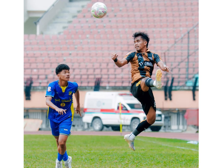 Pemain  PS Siak (kiri) dan pemain WGroup berduel saat akan menendang bola dalam pertandingan RS Awal Bros Liga 4 Riau 2025/2026 di Stadion Utama Riau, Rabu (28/1/2026).