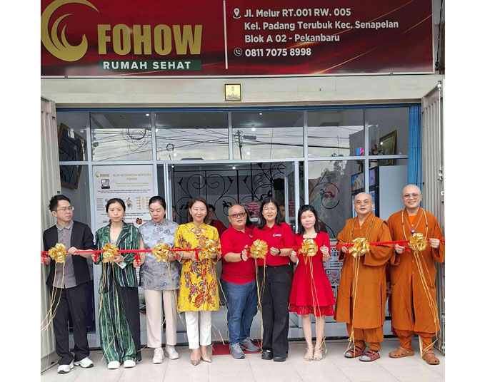 Pemilik Rumah Sehat Fohow Lidya Agustina (empat kanan), Pemilik Rumah Sehat Fohow Yony (tengah), Direktur PT Fohow Global Indonesia Ms. Xiao (empat kiri) serta pengurus potong pita saat grand opening