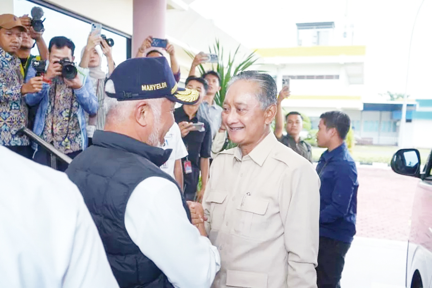 Menteri Pekerjaan Umum RI Dody Hanggodo disambut Gubernur Sumatera Barat Mahyeldi Ansharullah saat tiba di Bandara Internasional Minangkabau, Kabupaten Padangpariaman, Rabu (28/1/2026).