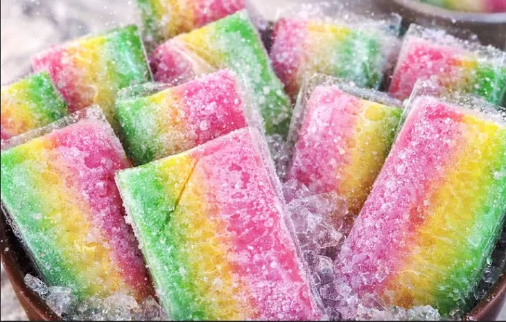 Es gabus warna-warni berbahan tepung hunkwe dengan tekstur kenyal khas