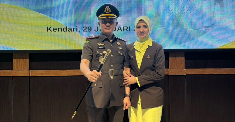 Lasargi Marel turut didampingi istri saat dilantik menjabat Kajari Wakatobi pada Kamis (29/1/2026).