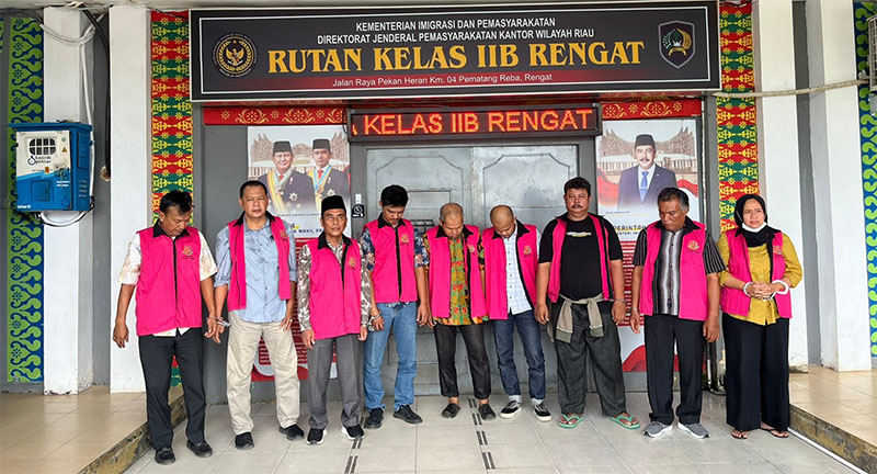Tersangka dugaan korupsi di Perumda BPR Indra Arta saat di Rutan Kelas IIB Rengat, belum lama ini.