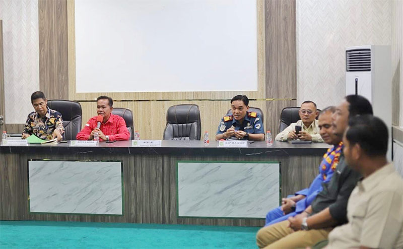 Rapat koordinasi Pemkab Meranti bersama pihak terkait membahas tentang rencana kenaikan tarif kapal di Meranti, Kamis (29/1/2026).