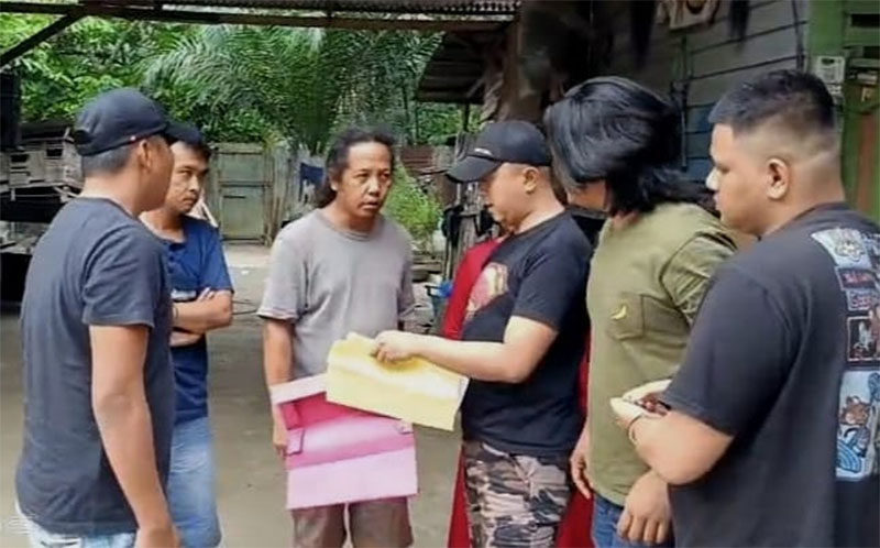 Tim Raga dan Resmob Polres Rohul mengamankan F (18), pelaku pengroyokan aksi balap liar di belakang Astaka MTQ di salah satu rumah di Pekanbaru, Selasa (27/1/2026).