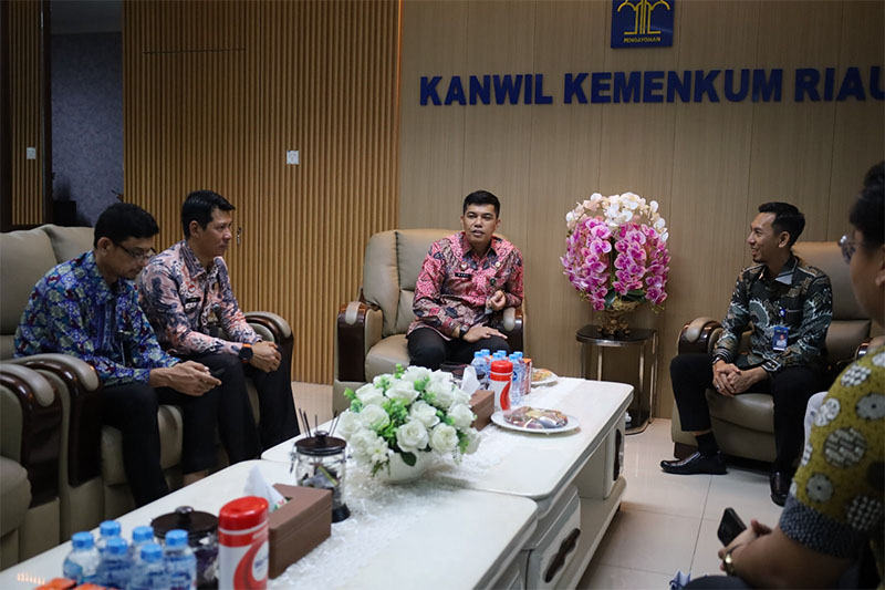 Kepala Kanwil Kementerian Hukum Riau Rudy Hendra Pakpahan menerima audiensi dari PT Taspen Cabang Pekanbaru, Kamis (29/1/2026).