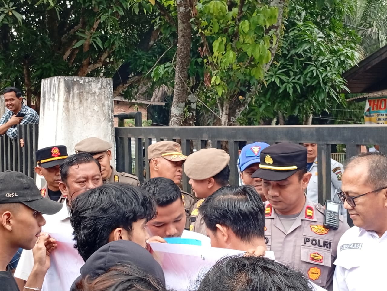 Aliansi Pemuda Mahasiswa Bersatu Riau menggelar aksi damai di depan Kantor Dinas Perhubungan Kabupaten Kampar, Rabu (28/1/2026).