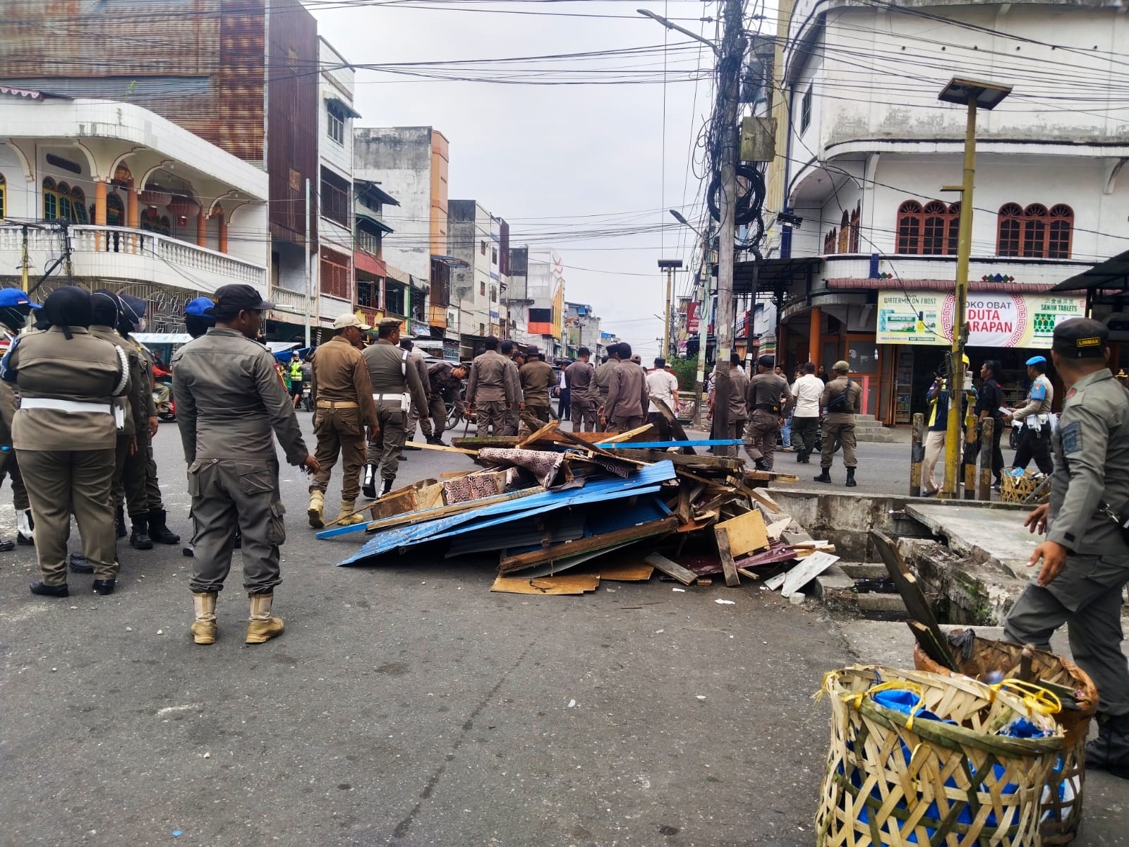 Personel Satpol PP membongkar kios di simpang Jalan Utama-Perdagangan, Bagansiapiapi, Rabu (28/1/2026).