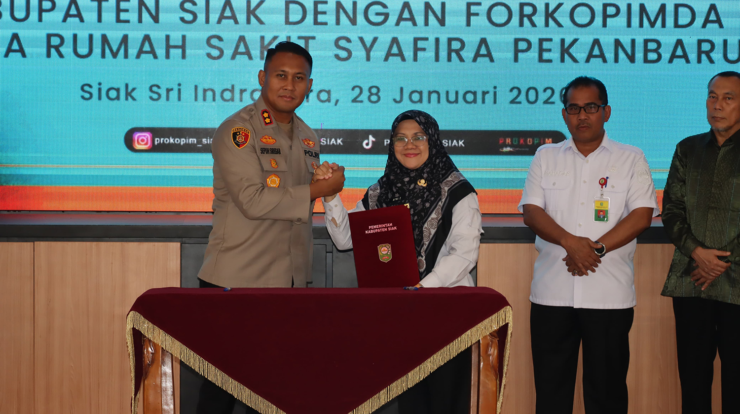 Kapolres AKBP Sepuh Ade Irsyam Siregar SH SIK MH salam komando dengan Bupati Siak Afni Z usai menandatangani MoU di Balairung Datuk Empat Suku, Kompleks Rumah Rakyat.