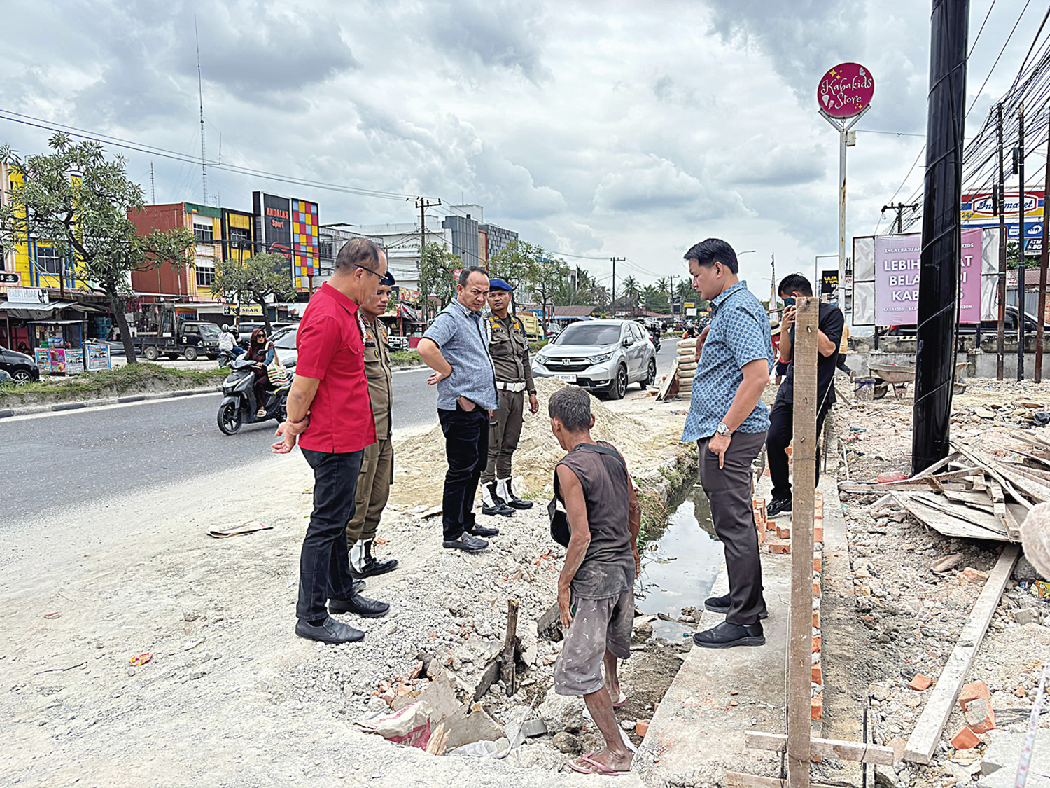 Sejumlah anggota DPRD Kota Pekanbaru mengecek pembangunan drainase yang dikeluhkan warga di Jalan HR Soebrantas, karena tertutup permanen, Selasa (27/1/2026).
