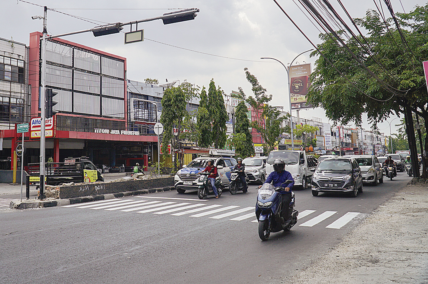 Kendaraan menunggu di traffict Light Persimpangan Jalan Tuanku Tambusai dan Jalan Paus, Pekanabaru, Rabu (28/1/2026) di persimpangan ini seorang pekerja rekanan Dishub Kota Pekanbaru meninggal dunia kecelakaan tabrak lari oleh kendaraan roda empat.