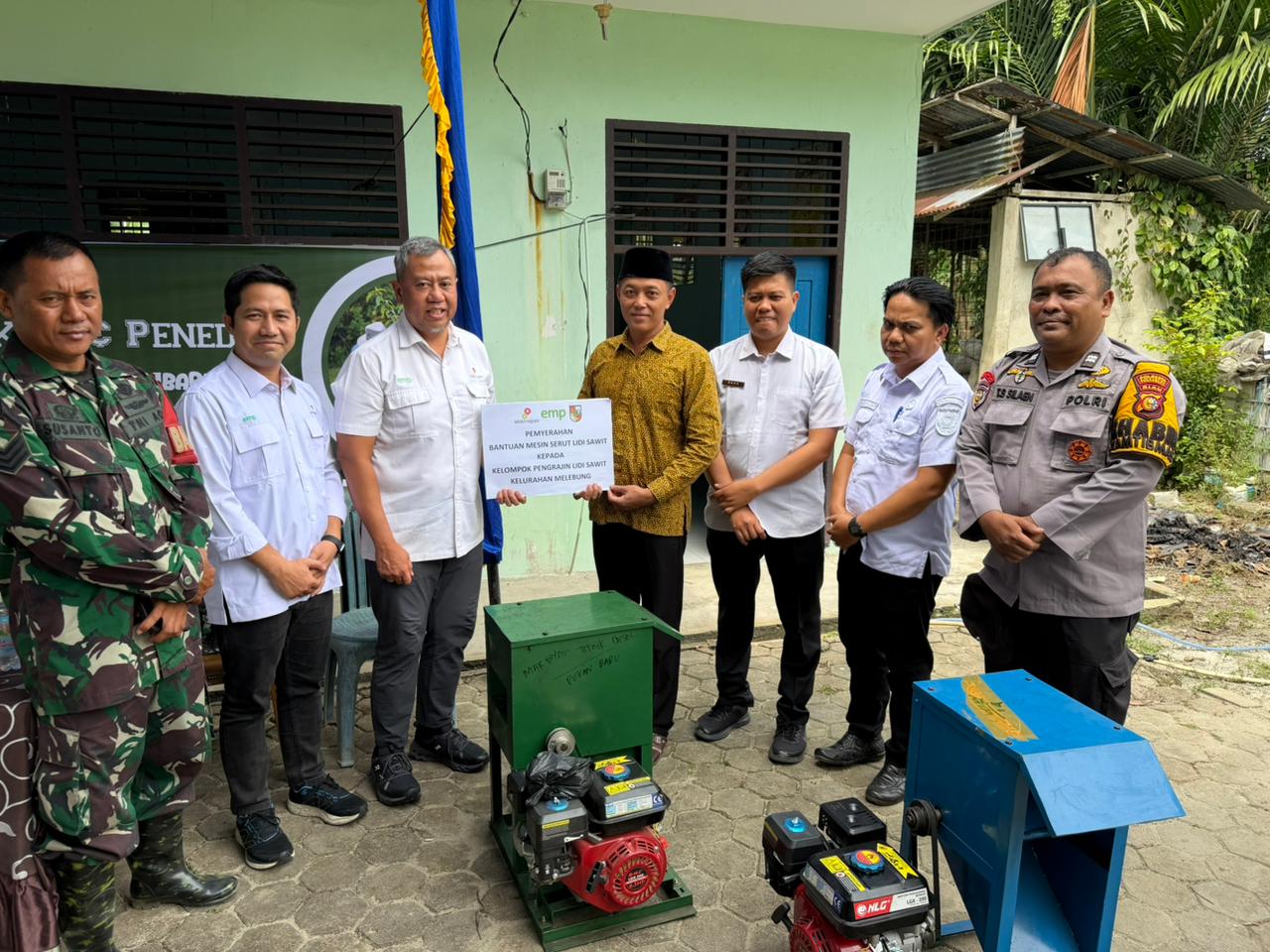 Manajemen EMP Bentu - Korinci Baru Limited menyerahkan bantuan mesin serut lidi pada program penghijauan di Kelurahan Melebung, Pekanbaru.