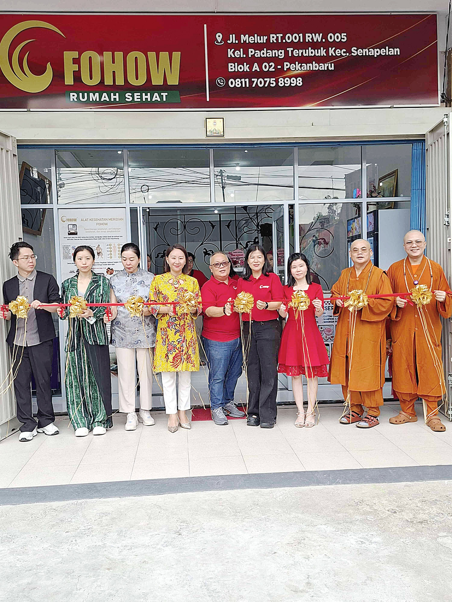 Pemilik Rumah Sehat Fohow Lidya Agustina (empat kanan), Pemilik Rumah Sehat Fohow Yony (tengah), Direktur PT Fohow Global Indonesia Ms. Xiao (empat kiri) serta pengurus memotong pita saat Grand Opening  Rumah Sehat Fohow di Jalan Melur Blok A02 Kel Padang