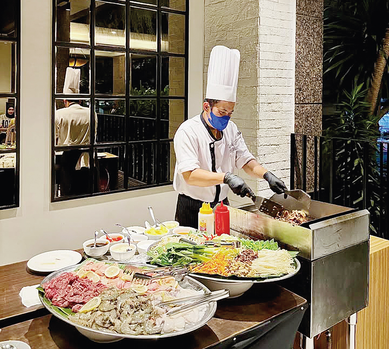 Chef andalan Grand Zuri Hotel Pekanbaru sedang memasak menu spesial dalam promo Business Lunch Grand Zuri Hotel Pekanbaru, Rabu (28/1/2026).