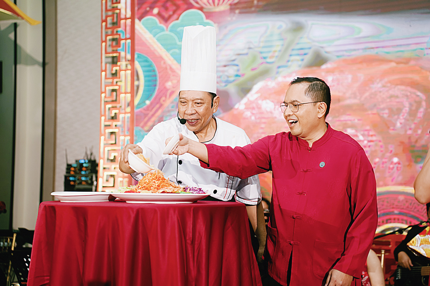 General Manager Novotel Pekanbaru Sentot Lasiyanto (kanan) dan Chinese Chef Ciou Hua Alias Suhandi (kiri) saat memperlihatkan hidangan khas Imlek yang disiapkan Novotel Hotel Pekanbaru.