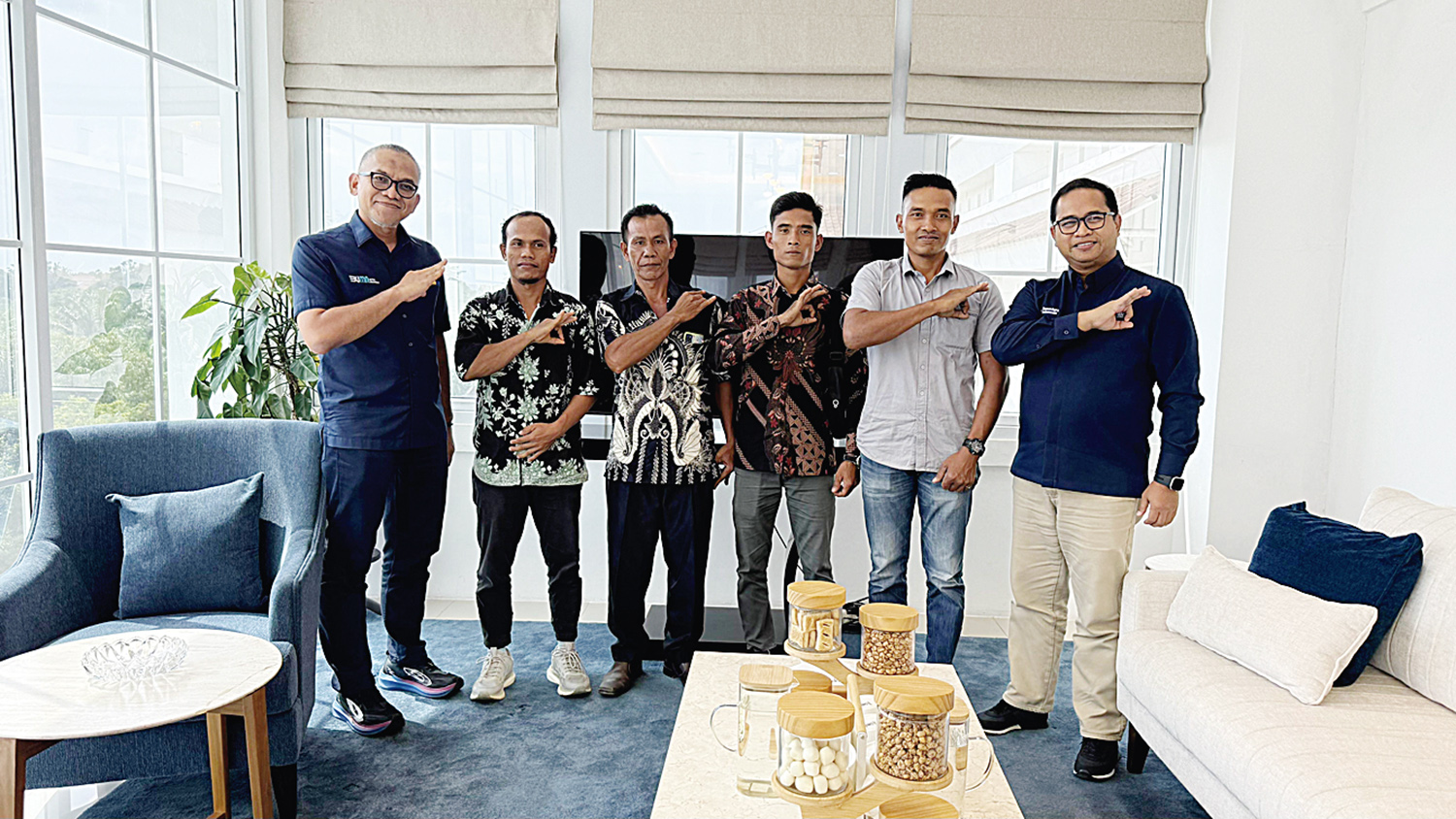 Region Head PTPN IV Regional III Bambang Budi Santoso foto bersama dengan pemanen terbaik di Region Office PTPN IV Regional III di Pekanbaru, beberapa waktu lalu.