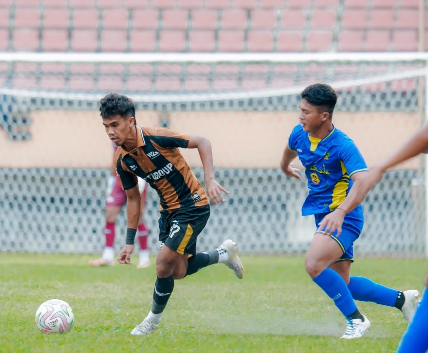 Pemain WGroup, M Adif Nor, dikejar pemain PS Siak saat mendribel bola dalam pertandingan RS Awal Bros Liga 4 Riau 2025/2026 di Stadion Utama Riau, Rabu (28/1/2026).