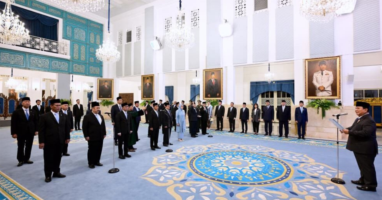 Presiden Prabowo Subianto (kanan) melantik keanggotaan Dewan Energi Nasional dari unsur pemerintah dan pemangku kepentingan di Istana Negara, Jakarta, Rabu (28/1/2026)