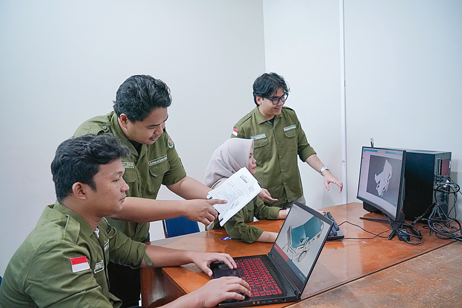 Empat mahasiswa PCR yang tergabung dalam Tim Darnakel berdiskusi terkait desain yang akan mereka lombakan di Texas Amerika Serikat, Rabu (28/1/2026).