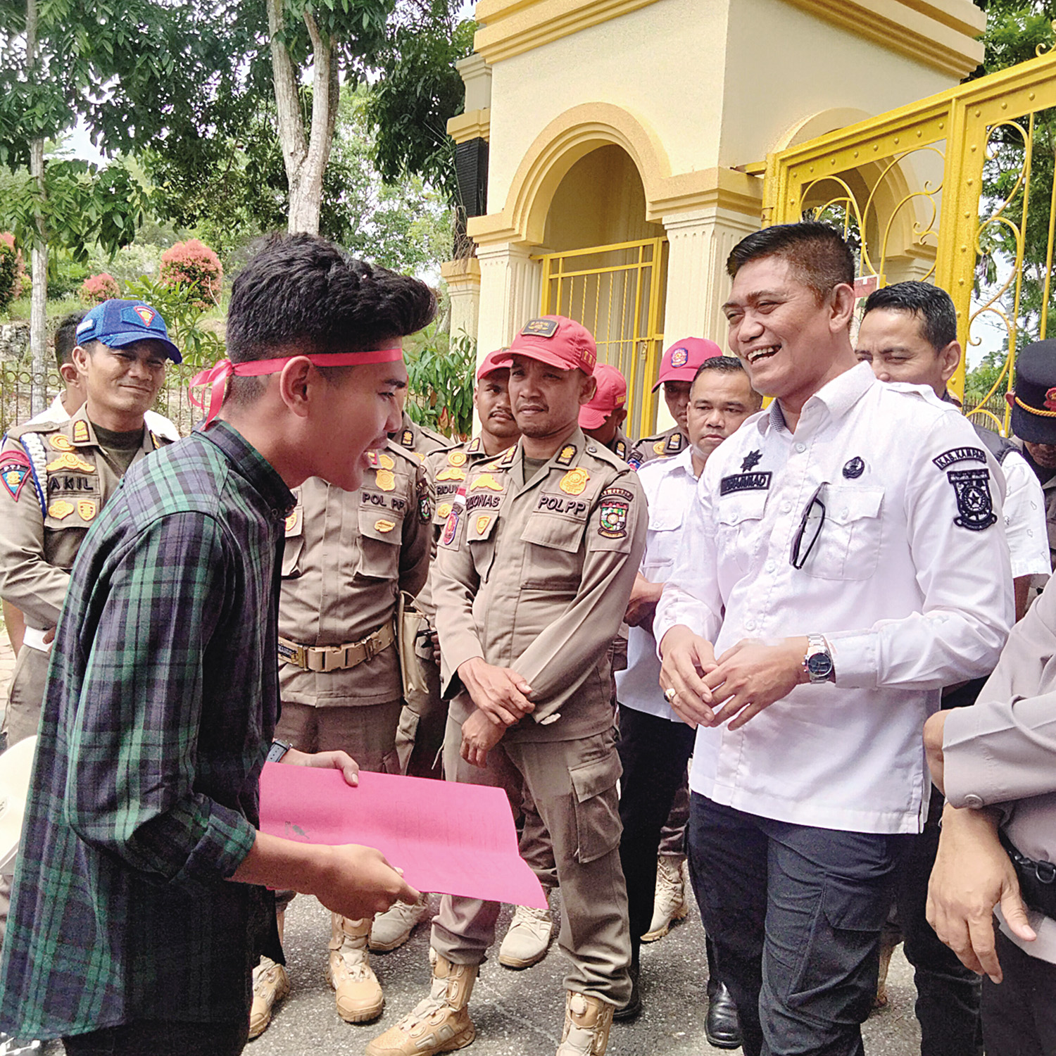 Massa Fordismari diterima Asisten II Sekretariat Daerah Kabupaten Kampar Muhammad saat menggelar aksi unjuk rasa di Kantor Bupati Kampar, Bangkinang, Rabu (28/1/2026).