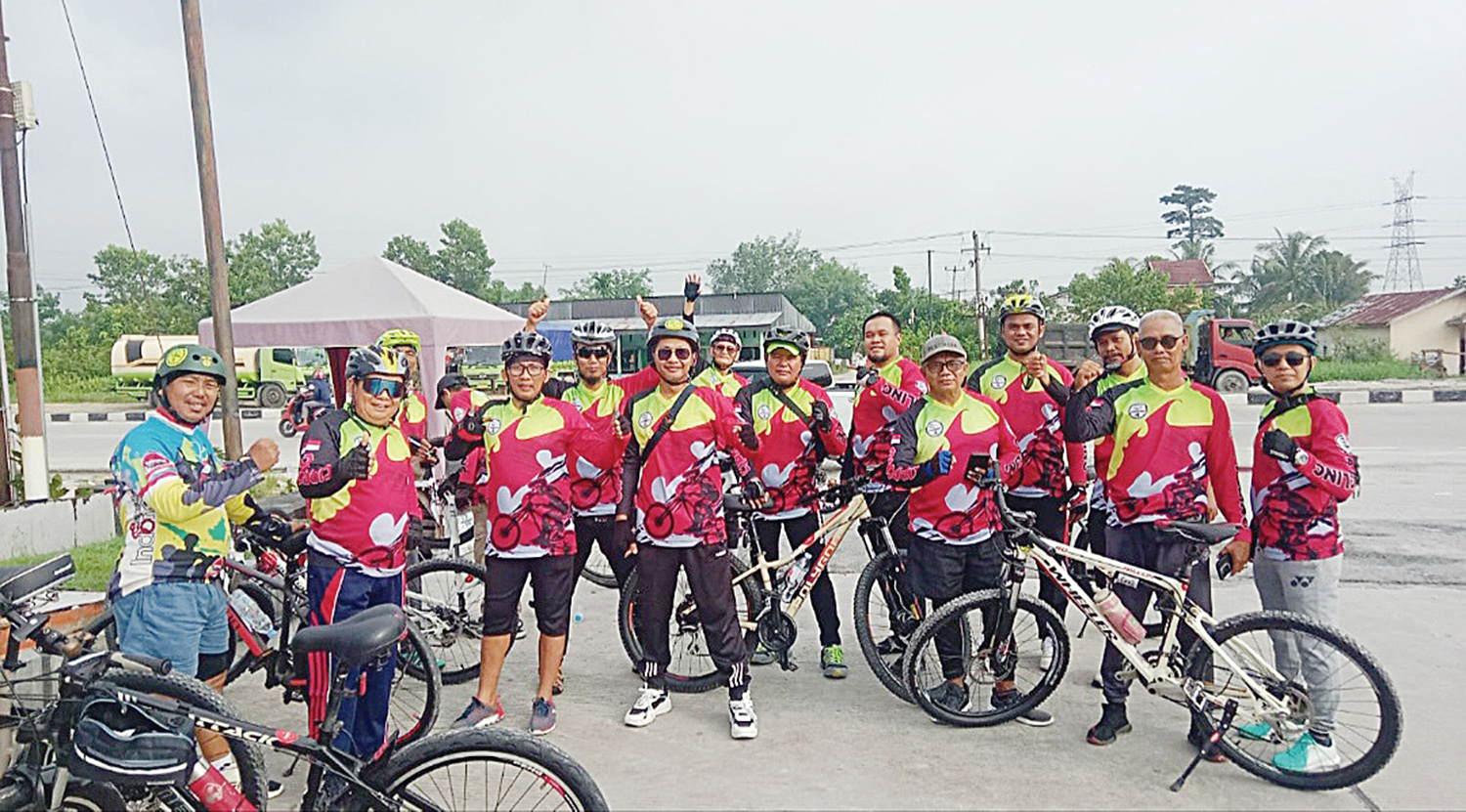 Anggota Gowes Cippong Community foto bersama saat melakukan gowes bersama, beberapa waktu lalu.