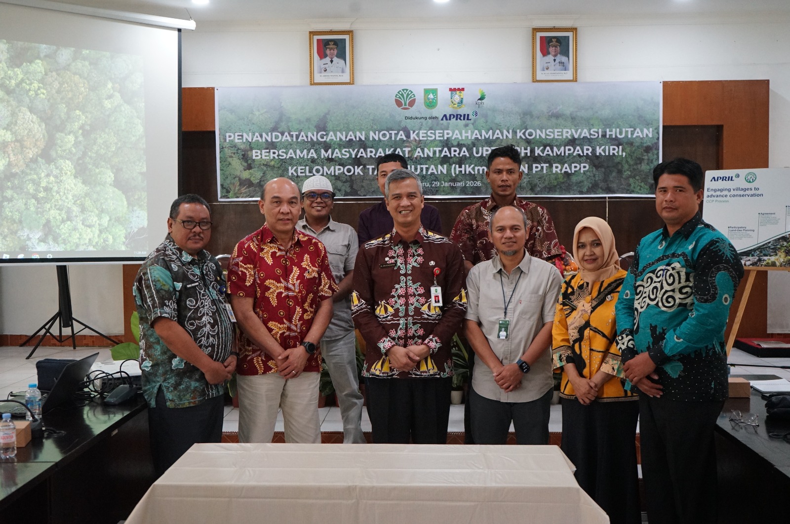 Plt Kadis DLHK Riau M Job Kurniawan (3 kiri) bersama Direktur PT RAPP Mulia Nauli (2 kiri) dan perwakilan KTH foto bersama usai penandatanganan nota kesepahaman konservasi hutan di DLHK Riau.