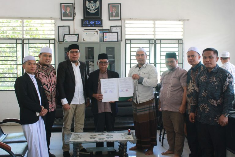 Dekan FAI UIR Prof Dr H Hamzah MAg memperlihatkan nota kerja sama dengan sejumlah pondok Pesantren di Mandailing Natal, baru-baru ini.