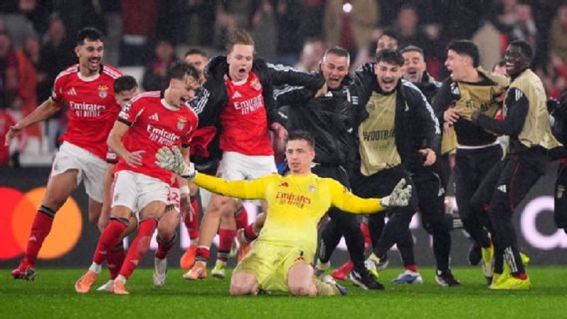 Kiper Benfica Anatoliy Trubin merayakan gol kemenangan dramatisnya bersama rekan-rekan setimnya saat melawan Real Madrid pada laga terakhir Liga Champions di Lisbon.