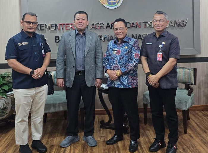 Bupati Rohil H Bistamam bersama Menteri ATR/BPN Nusron Wahid didampingi Inspektur Daerah Rohil H Sarman Syahroni ST MIP (kiri) dan Kepala Dinas PUTR Rohil Khoirul Fahmi ST (kanan).