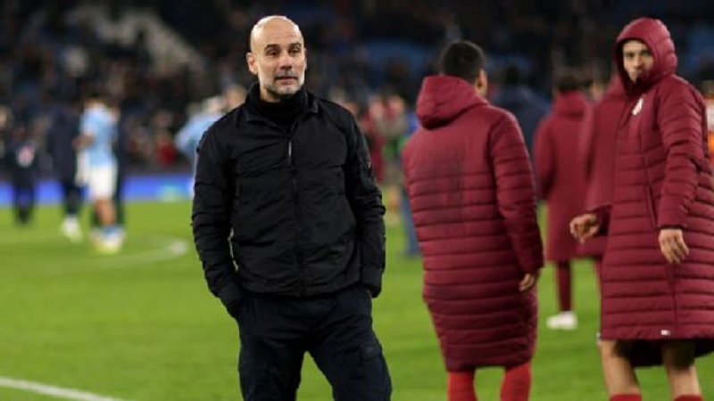 Pep Guardiola tampak memperhatikan setelah kemenangan Manchester City atas Galatasaray.