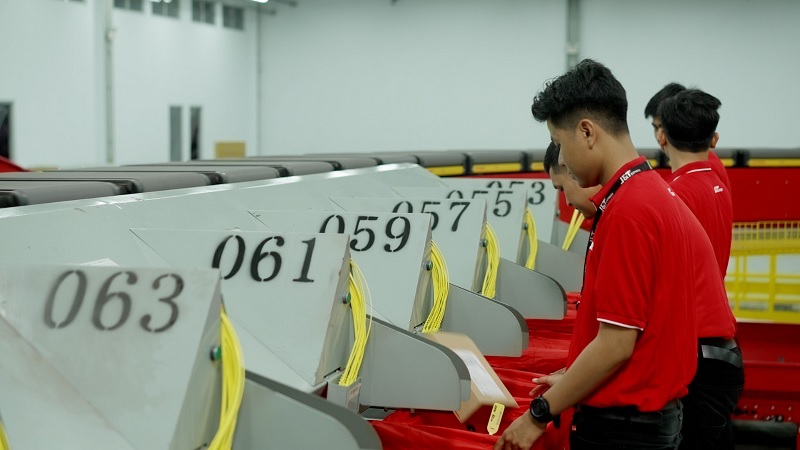 Pengiriman J&T Express di salah satu outlet pusat sortir.