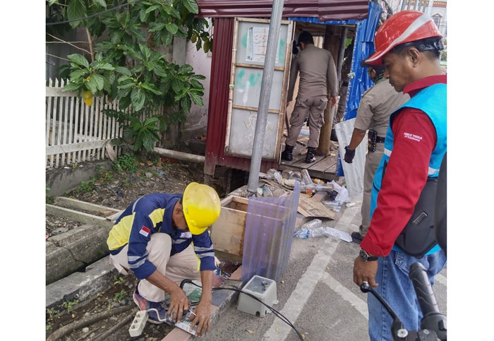 Petugas PLN ULP Bagansiapiapi melakukan pembongkaran kwh listrik pada saat berlangsungnya penertiban lapak pedagang di Bagansiapiapi.