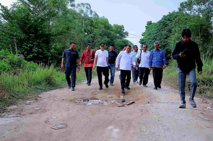Wawako Pekanbaru Markarius Anwar saat meninjau jalan di Tuah Madani yang rusak.