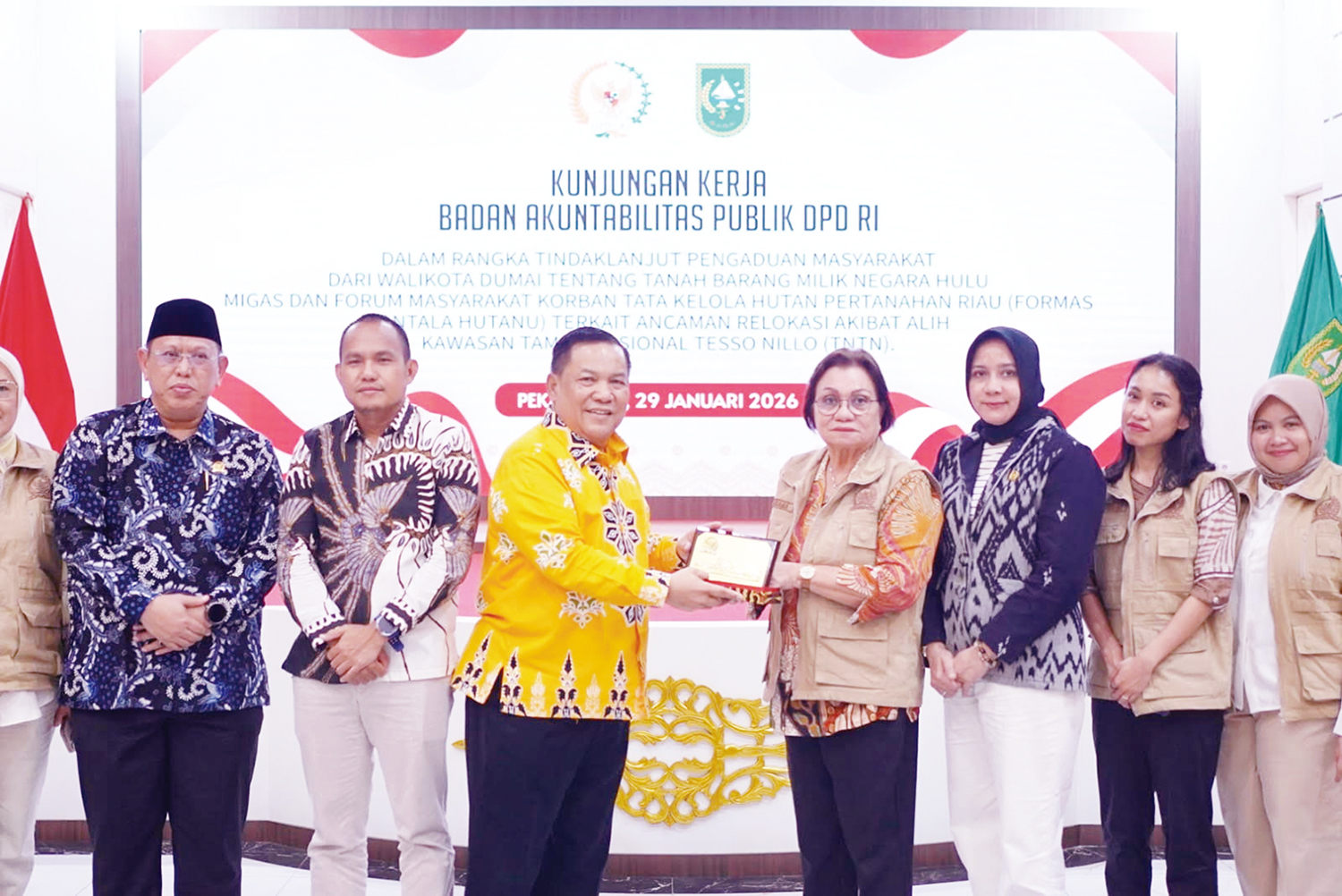 Pelaksana Tugas Gubernur Riau SF Hariyanto menerima cendera mata dari anggota Dewan Perwakilan Daerah Republik Indonesia saat kunjungan kerja ke Riau, Kamis (29/1/2026).