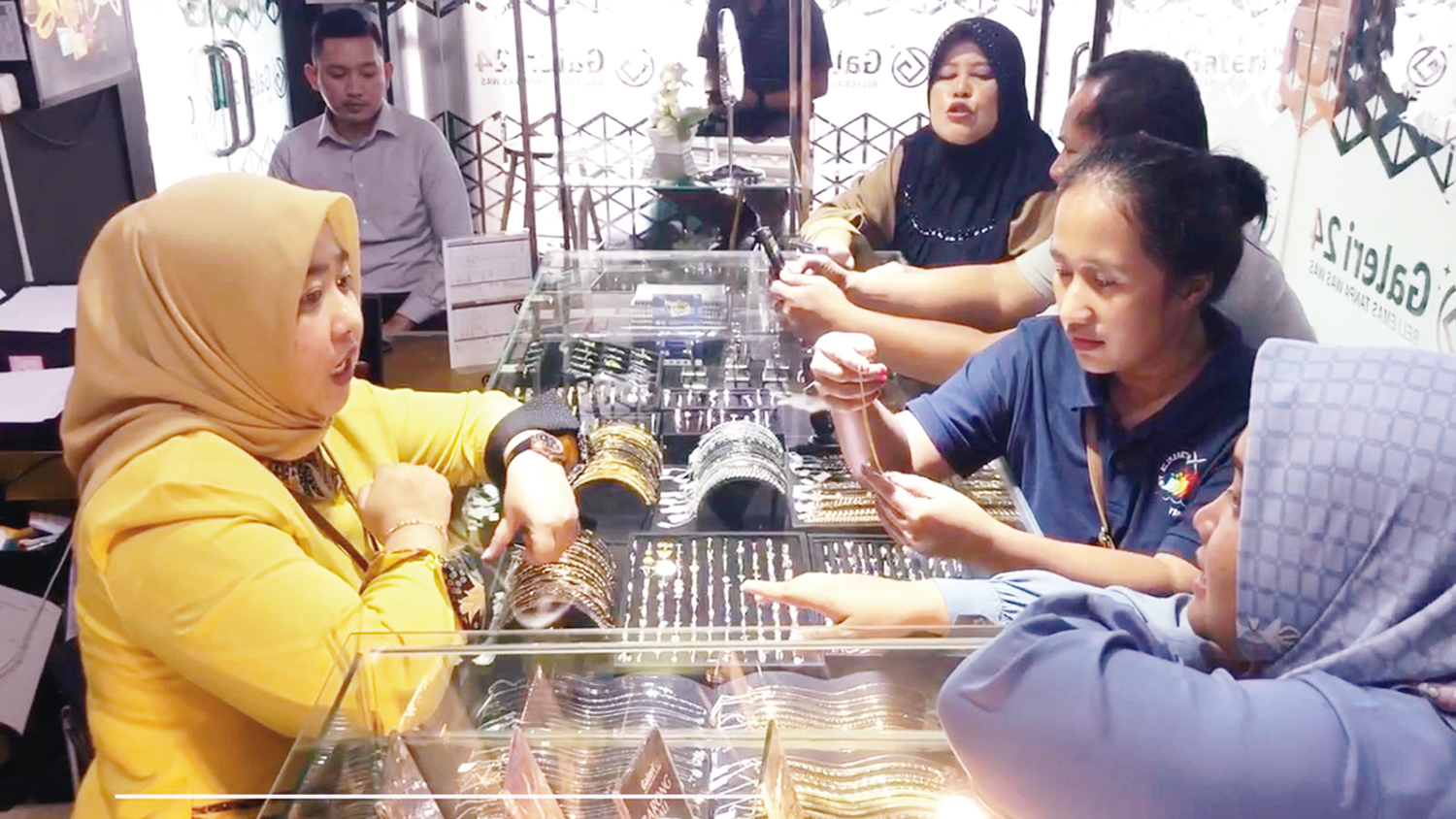 Penjual emas melayani konsumen yang membeli emas di Galeri 24 Jalan Sudirman Pekanbaru, beberapa waktu lalu. Harga emas Antam naik menjadi Rp3.168.000 per gram.