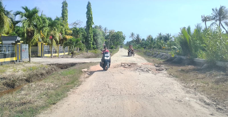 Jalan lintas antar Desa Batan Air menuju Bantan Sari sampai ke Desa Muntai Barat, Kecamatan Bantan kondisinya sangat memprihatinkan dengan mengalami rusak berat, Rabu (28/1/2026).