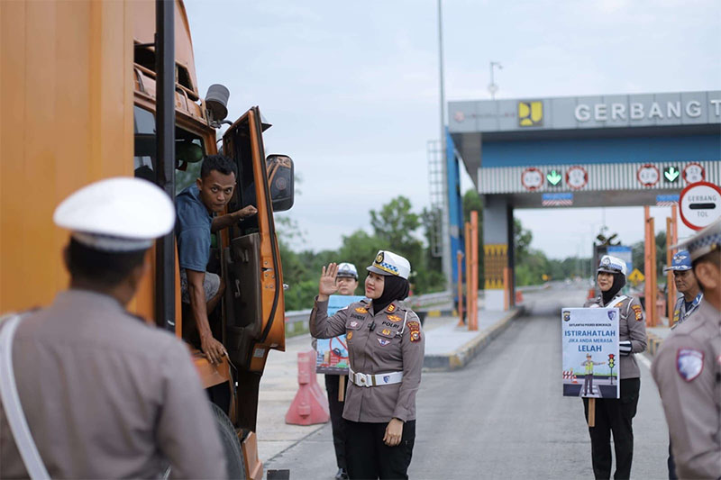Kasatlantas Polres Bengkalis AKP Shandra Amalia memberikan imbauan kepada salah seorang sopir truk di pintu keluar Tol Pinggir, Kamis (29/1/2026) sore.