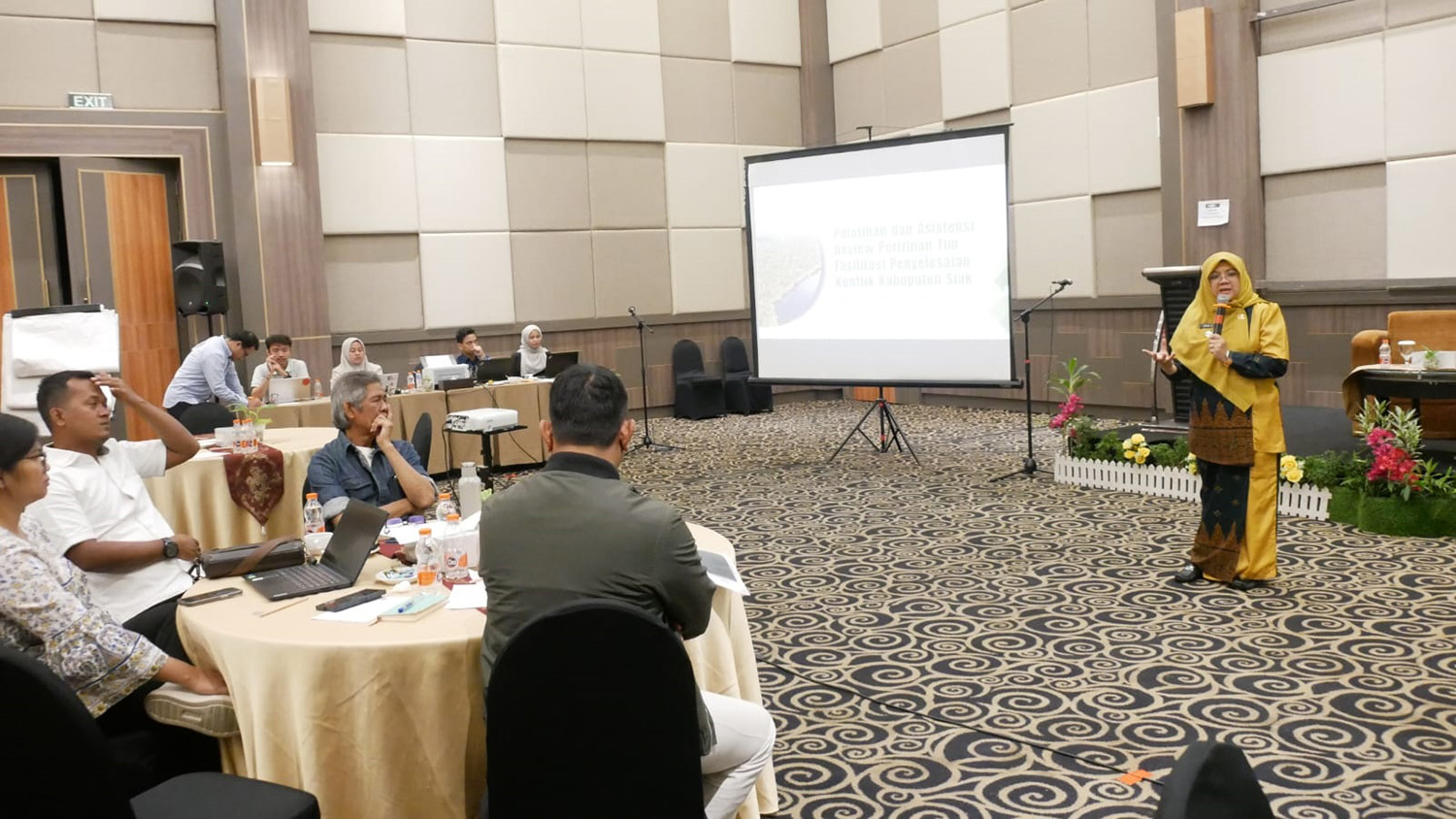 Bupati Siak Afni Z memberikan penjelasan dalam asistensi dan pendampingan review perizinan di Kabupaten Siak yang digelar di salah satu hotel di Pekanbaru, Kamis (29/1/2026).