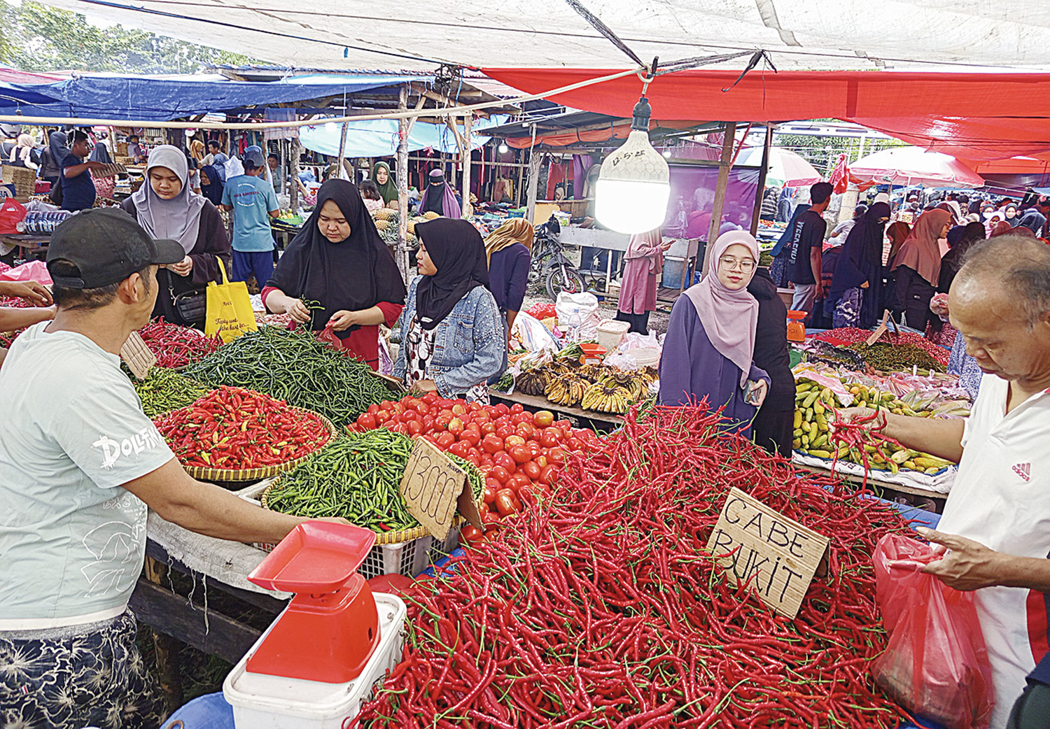 Warga berbelaja cabe merah di Pasar Kaget di Jalan Pahlawan Kerja, Pekanbaru, Rabu (28/1/2026) Cabe merah diharga 30 ribu rupiah perkilo, Cabe Rawit diharga 50 ribu rupiah perkilo.