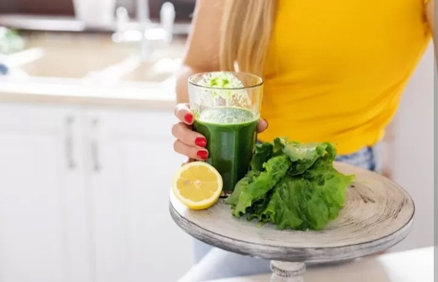 Ilustrasi jus hijau yang merupakan salah satu cara untuk detoks tubuh.