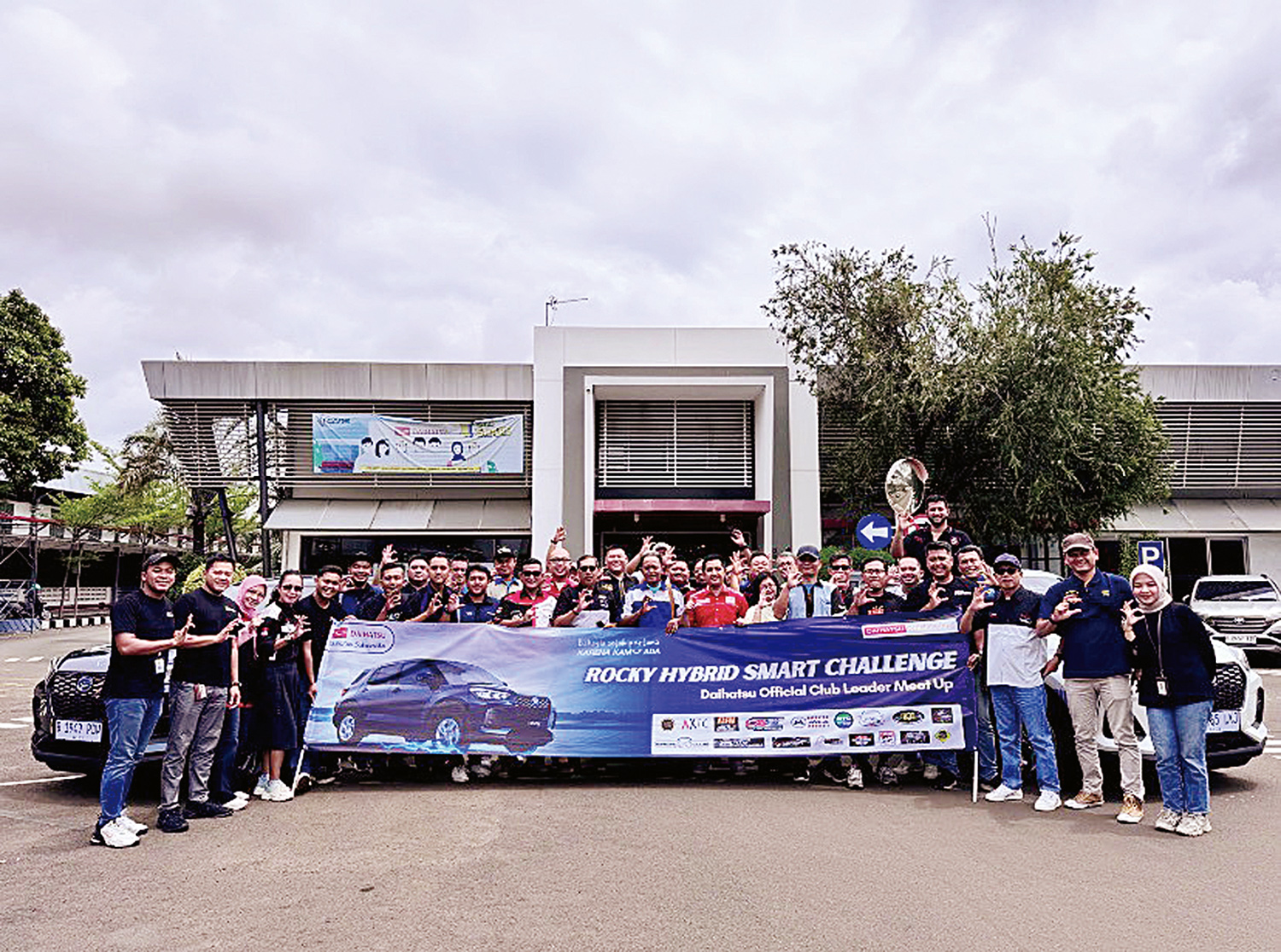 Anggota club Daihatsu yang tergabung dalam Daihatsu Official Club  foto bersama saat acara Rocky Hybrid Smart Challenge , belum lama ini.