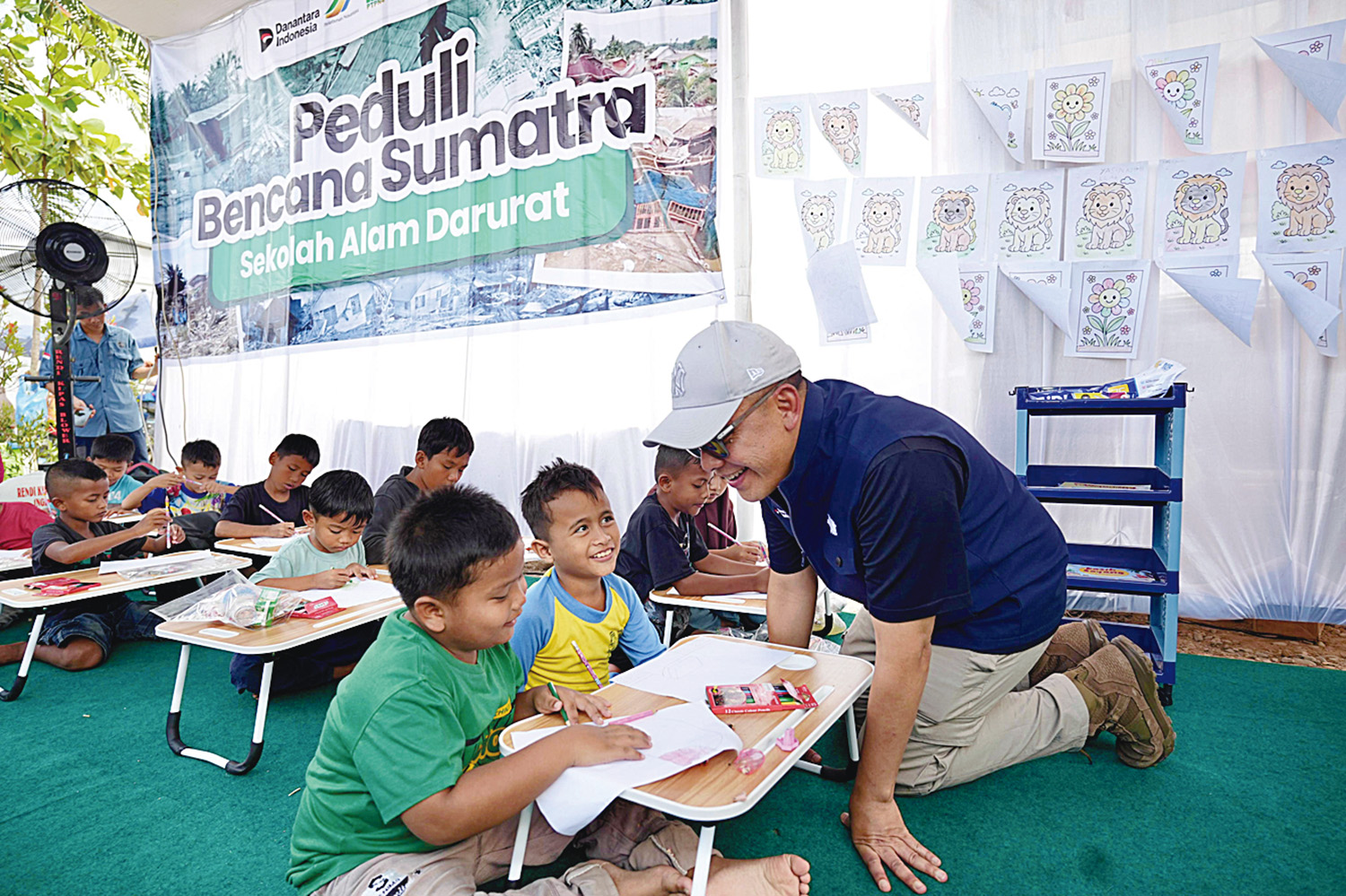 Direktur Utama PTPN IV PalmCo Jatmiko K Santosa saat melihat anak-anak sedang belajar di Aceh Tamiang, beberapa waktu lalu.