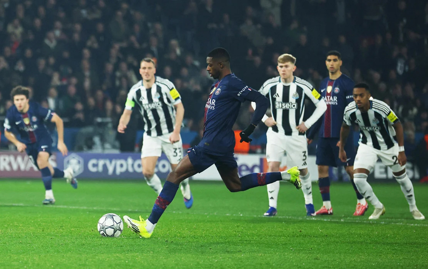 Pemain Paris Saint-Germain, Ousmane Dembele gagal mengeksekusi penalti saat menghadapi Newcastle United pada matchday 8 Liga Champions di Parc des Princes, Paris, Kamis (29/1/2026) dini hari WIB.