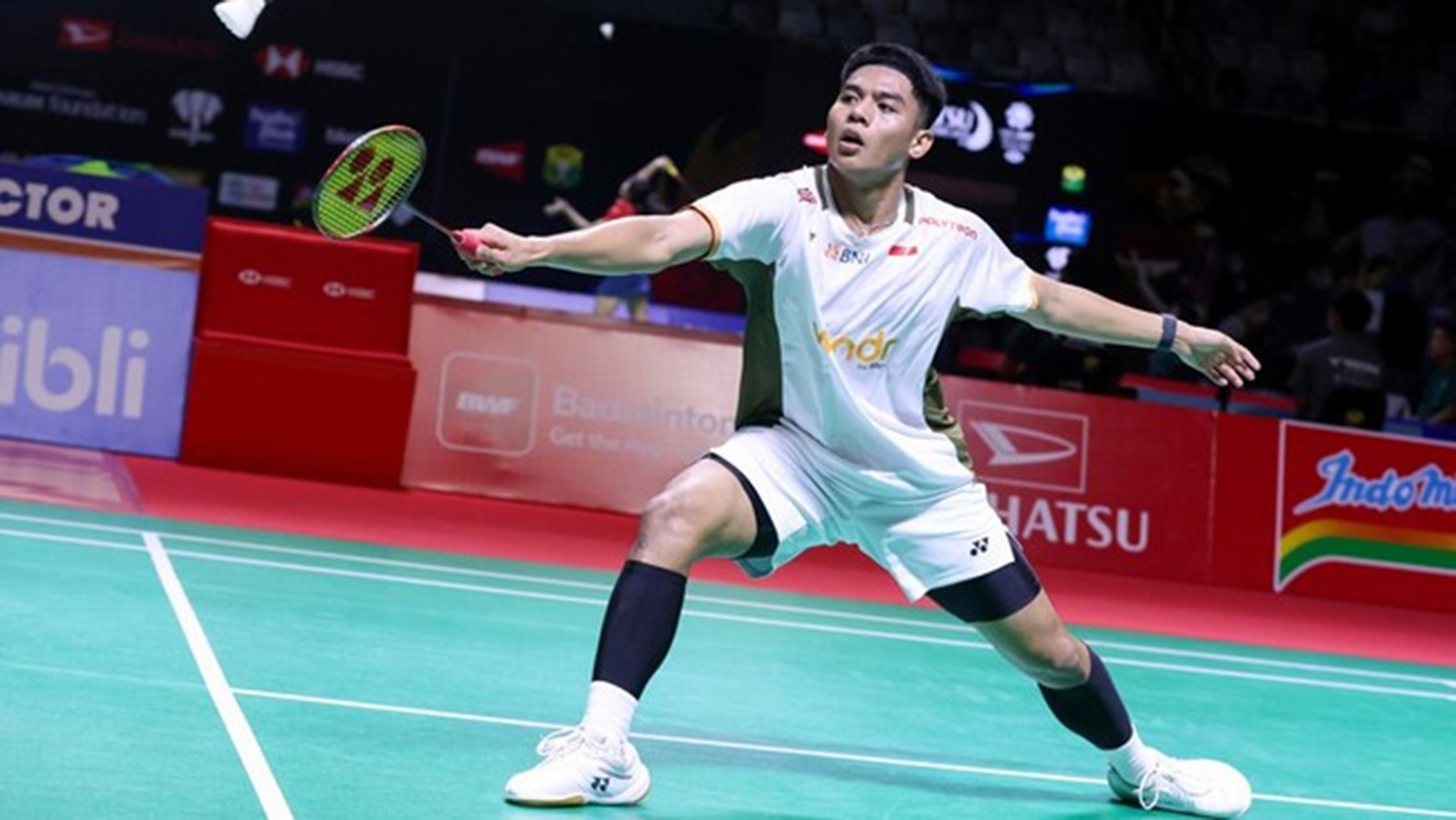Moh Zaki Ubaidillah (Ubed) mengembalikan kok dalam pertandingan melawan wakil Prancis Arnaud Merkle di Thailand Masters 2026, Kamis (29/1/2026).