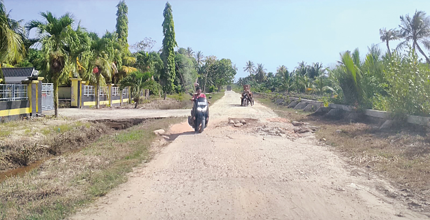 Antara Desa Bantan Air menuju Desa Bantan Sari sampai ke Desa Muntai Barat, Kecamatan Bantan sangat memprihatinkan, mengalami rusak parah, Rabu (28/1/2026).